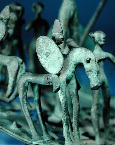 Replik eines Pferdes und Reiters auf einer zeremoniellen Bronzeskulptur aus Strettweg, Österreich von Age Iron
