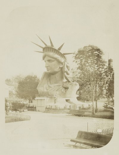 Kopf der Freiheitsstatue im Park in Paris ausgestellt, 1883 von Albert Fernique