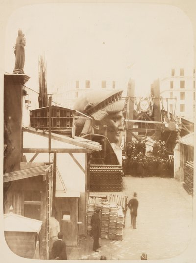 Ansicht des Außenbereichs der Monduit und Bechet Werkstatt, zeigt den Kopf der Freiheitsstatue, Paris, 1883 von Albert Fernique