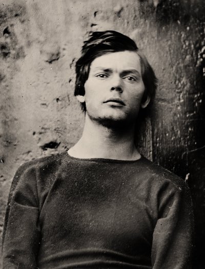 Lewis Powell in Handfesseln an Bord der USS Saugus, 1865 von Alexander Gardner
