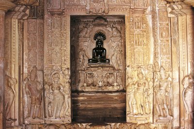 Eingang und Altar, Parshvanatha-Tempel, Khajuraho-Gruppe der Monumente (UNESCO-Welterbeliste) von Nicolas Toussaint Charlet