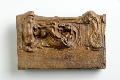 Maquette für ein Panel mit einer sitzenden Figur (bemalter Gips) von Alfred Gilbert