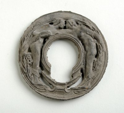Maquette für ein Anhänger mit einem Arabesken-Wappenschild (bronzierter Gips) von Alfred Gilbert