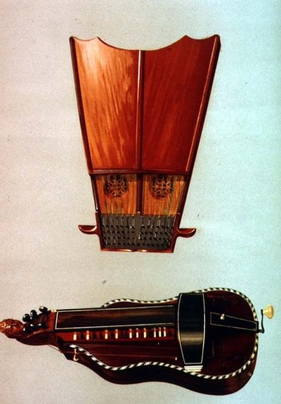 Eine Glockenharfe und eine Drehleier, aus 