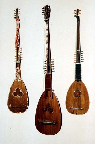 Drei Chittaroni, zwei aus Venedig ca. 1608 und einer aus Großbritannien ca. 1885, aus 