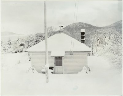 Erster Schnee und das kleine Haus, 1923 von Alfred Stieglitz