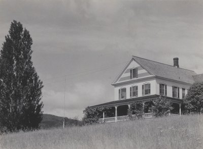 Haus auf dem Hügel, Lake George von Alfred Stieglitz