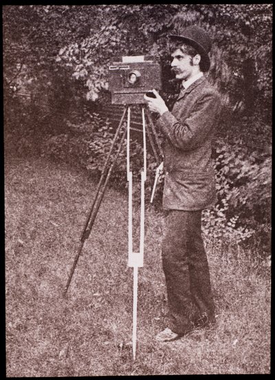 Selbstporträt mit Kamera, Stativ und Pistole von Alfred Stieglitz