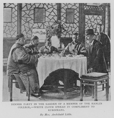 Dinnerparty im Garten eines Mitglieds des Hanlin College, weißes Tuch zur Ehre der Europäer ausgebreitet (s/w Foto) von Alicia Little