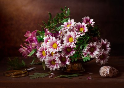 Rustikales Blumen-Stillleben von Alina Lankina