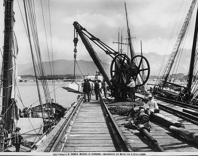 Laden von Marmorblöcken mit einem Handkran in Marina di Carrara von Fratelli Alinari
