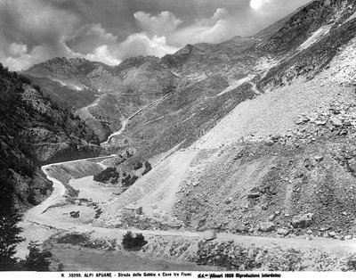 Blick auf die Gobbie-Straße mit den Marmorbrüchen in der Ortschaft Tre Fiumi in den Apuanischen Alpen in Garfagnana (LU) von Fratelli Alinari