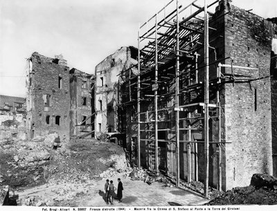 Zweiter Weltkrieg: Schäden durch den Bombenangriff zwischen der Kirche Santo Stefano al Ponte und dem Girolami-Turm, in Florenz. Dieses Foto war früher Teil der Brogi-Sammlung, gehört aber jetzt zur Alinari-Sammlung (s/w Foto) von Fratelli Alinari