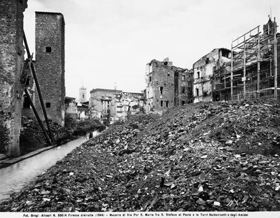 Zweiter Weltkrieg: Blick auf die Trümmer in der Via Por Santa Maria zwischen Santo Stefano al Ponte und den Türmen der Baldovinetti und Amidei in Florenz nach dem Bombenangriff. Dieses Foto war früher Teil der Brogi-Sammlung, gehört aber jetzt zur Alinari- von Fratelli Alinari