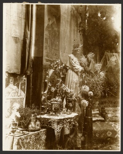Eine Ecke von Muchas Studio mit Statuen, Drucken und Blumen, Rue du Val-de-Grâce, Paris von Alphonse Maria Mucha