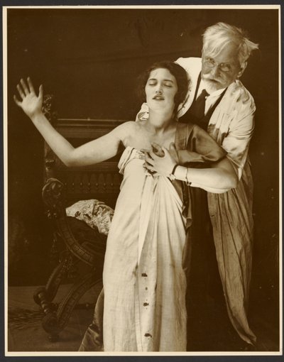 Alphonse Mucha im Kostüm mit Tochter Jaroslava als Modell für das Plakat "De Forest Phonofilm", der erste "Tonfilm" im Bio Adria Kino (Prag), Zbiroh, Böhmen von Alphonse Maria Mucha