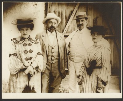 Alphonse Mucha mit Schwestern Ana und Andela und Andelas Ehemann, Jan Remunda, Rosice bei Brünn, Mähren von Alphonse Maria Mucha