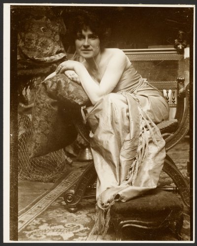 Weibliches Modell posiert für das dekorative Panel "Emerald", verwendet in den frühen 1930er Jahren für mehrere andere Zeichnungen und Gemälde, Paris von Alphonse Maria Mucha