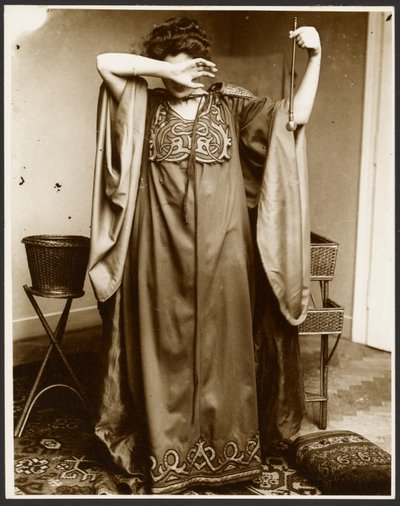 [Weibliches Modell steht mit einer Hand über dem Gesicht, hält eine Kugel in der anderen] von Alphonse Maria Mucha