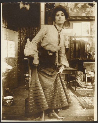 Weibliches Modell in gestreifter Bluse und langem Kleid, Paris von Alphonse Maria Mucha