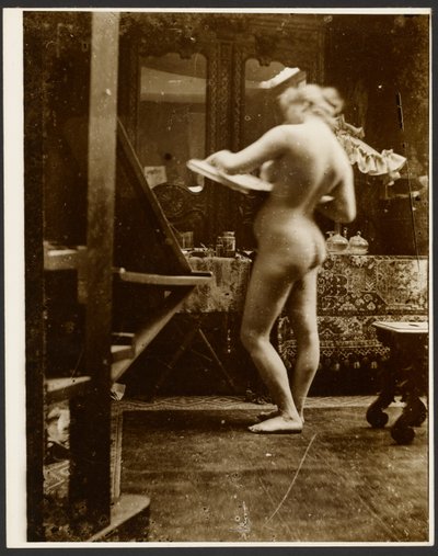 Weibliches Aktmodell im Studio mit Skizzenbuch von Alphonse Maria Mucha