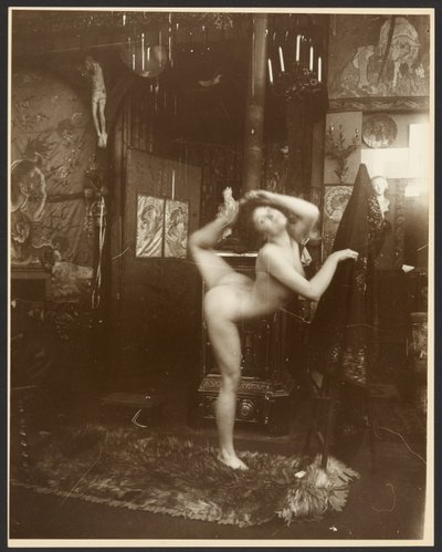 Nacktes weibliches Modell als Ballerina, Paris von Alphonse Maria Mucha