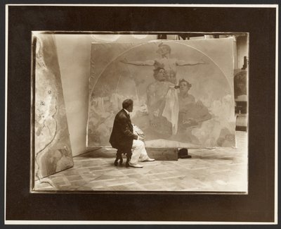 Selbstporträt von Alphonse Mucha bei der Arbeit an "Lunette, Durch Stärke zur Freiheit, Durch Liebe zur Einheit!" für den Bürgermeistersaal des Gemeindehauses, Prag von Alphonse Maria Mucha