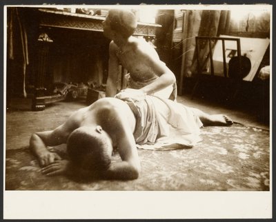 [Zwei halbnackte Männer auf dem Boden des Studios] von Alphonse Maria Mucha