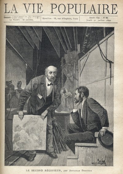 Hinter der Bühne eines Theaters, überfüllt mit Requisiten und Kulissen, kommen die Schauspieler von der Bühne, ein Mann mittleren Alters spricht einen jungen Mann an, der nachdenklich sitzt und ein Blatt Papier schwenkt, um das Geräusch des Sturms zu erzeu von Alphonse Mucha