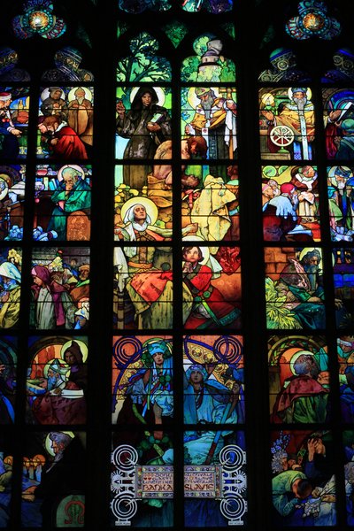 Detail eines Buntglasfensters, Leben der Heiligen Kyrill und Methodius, St. Veitsdom, Wenzel und Adalbert, Prag, Tschechische Republik von Alphonse Mucha