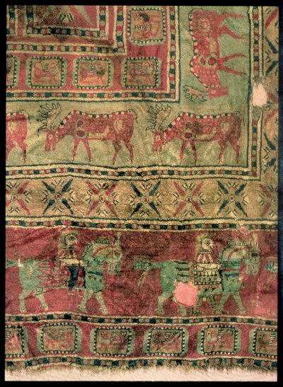 Hochflorteppich, der Pferde und Reiter, Damhirsche und Greifen darstellt, aus den Pazyryk-Grabhügeln, 5.-4. Jahrhundert v. Chr. von Altaic School