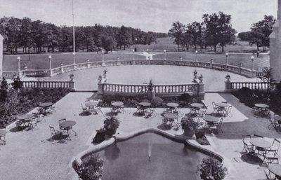 Chicago: Garden Court, Olympia Fields Golf Club (s/w Foto) von American Photographer (after)