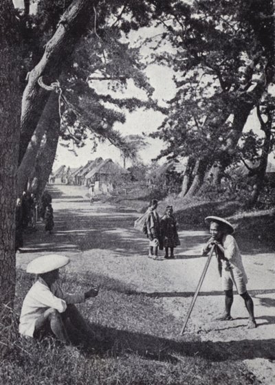 Wanderer ruhen sich auf der alten Hauptstraße von Tokio nach Kioto aus von American Photographer (after)