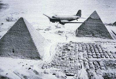 C-47 fliegt über die Pyramiden Ägyptens von American Photographer