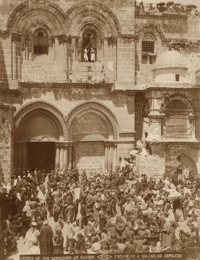 Kirche des Heiligen Grabes, Jerusalem, mit dem von Pilgern überfüllten Hof zu Ostern, 1898-1911 von American Photographer