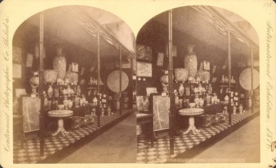 Sammlung japanischer Vasen, Urnen und Bildschirme, Japanischer Hof, Centennial International Exhibition von American Photographer
