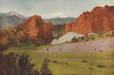 Tor, Garten der Götter, Colorado, Pikes Peak in der Ferne von American Photographer