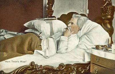 Mark Twain, im Bett liegend, eine Zigarre rauchend von American Photographer