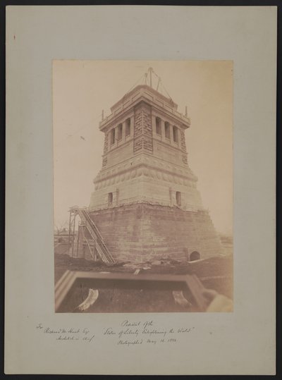 Sockel der "Freiheitsstatue, die die Welt erleuchtet", entworfen von Richard Morris Hunt, während des Baus, 16. Mai 1886 von American Photographer