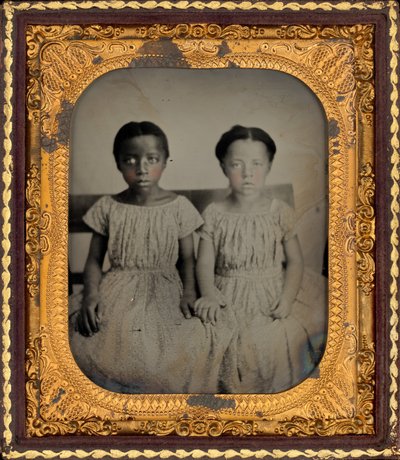 Porträt von zwei Mädchen von American Photographer