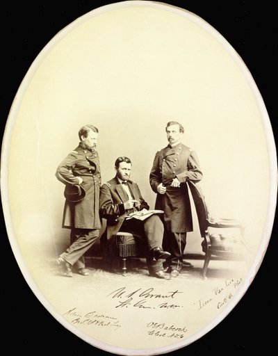 Signiertes Foto von Ulysses S. Grant und seinen Adjutanten, Orville E. Babcock und Adam Badeau, in Militäruniform, ca. 1865 von American Photographer
