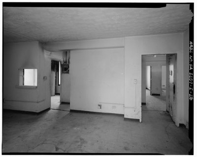 Typische 2-Zimmer-Wohnung mit Esszimmer und Arbeitszimmer, Flur mit Zugang zur Küche und Badezimmer (links), Flur zu den Schlafzimmern (rechts) von American Photographer
