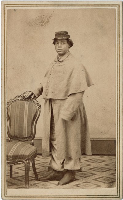 Unidentifizierte afroamerikanische Frau in Uniform von American Photographer