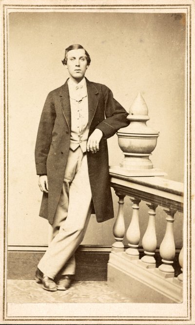 Unbekannter Mann im Mantel, der sich gegen eine Säule lehnt, ca. 1860-75 von American Photographer