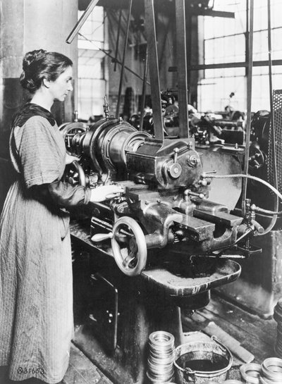 Frau arbeitet an einer Innengewindefräsmaschine, Norton Grinding Co., Worcester, Ma., während des Ersten Weltkriegs, 1914-18 von American Photographer