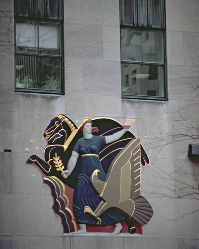 Allegorische Szene, die einen Falken und einen Olivenzweig darstellt, von der Außenseite eines der 14 Gebäude, gebaut 1931-40 von American School