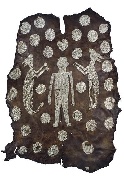 Mantel von Häuptling Powhatan, nordamerikanischer Indianer aus Virginia, spätes 16. bis frühes 17. Jahrhundert (Hirschleder mit Muschelmuster) von American School