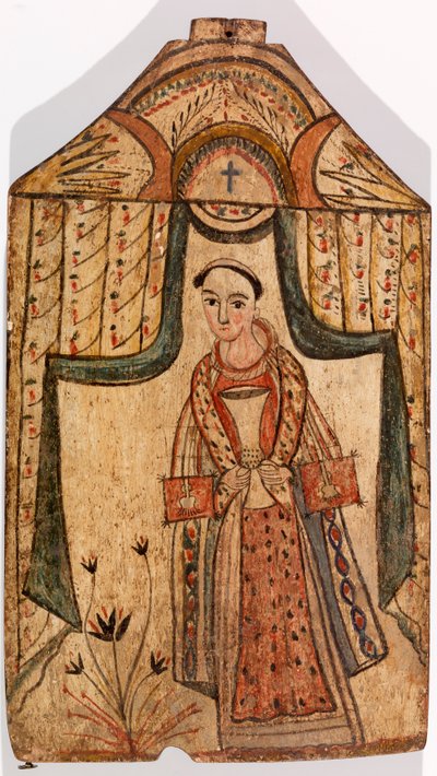 Figur und Pflanze zwischen gezogenen Vorhängen von American School