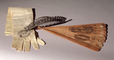 Tiara, Handschuhe und Fächer, alle getragen zu einem Ball zu Ehren von Lafayette (1757-1834) am 14. September 1824 von American School