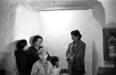 Crotone - Der Besucher im Keller begrüßt von Ando Gilardi